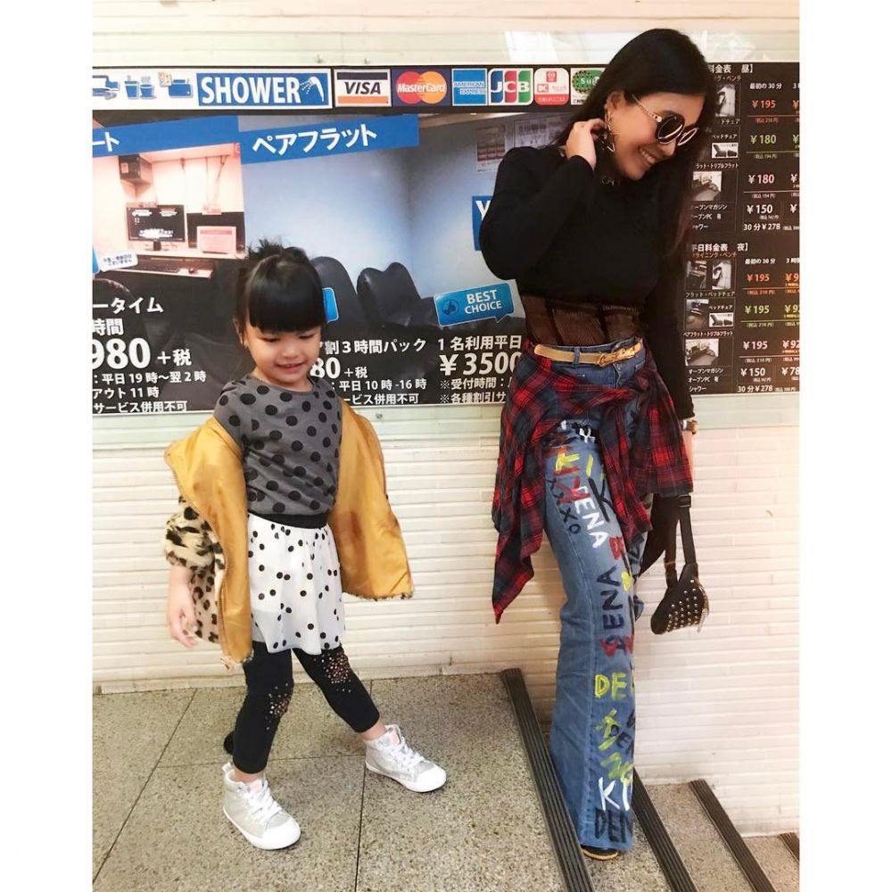 Jadi single parent, ini 10 momen Denada rawat putri kecilnya