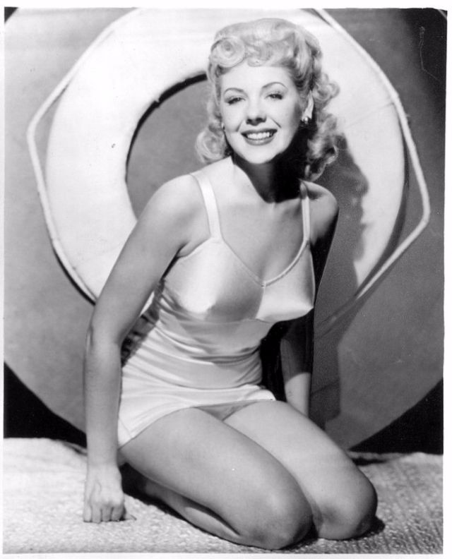 10 Foto langka Marie McDonald, model paling seksi Amerika era 40-50an