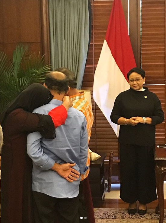 Momen haru saat 2 WNI peluk istri usai 15 bulan disandera di Filipina