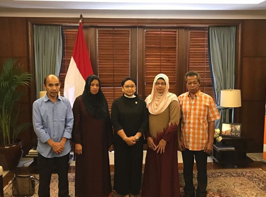 Momen haru saat 2 WNI peluk istri usai 15 bulan disandera di Filipina