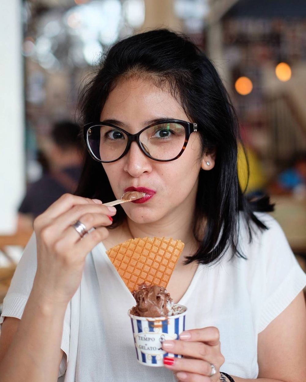 Gaya 10 seleb cantik Tanah Air saat makan, nggak hilang pesonanya