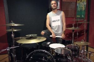 Gaya fashion Eno Netral yang suka kasual dengan topi