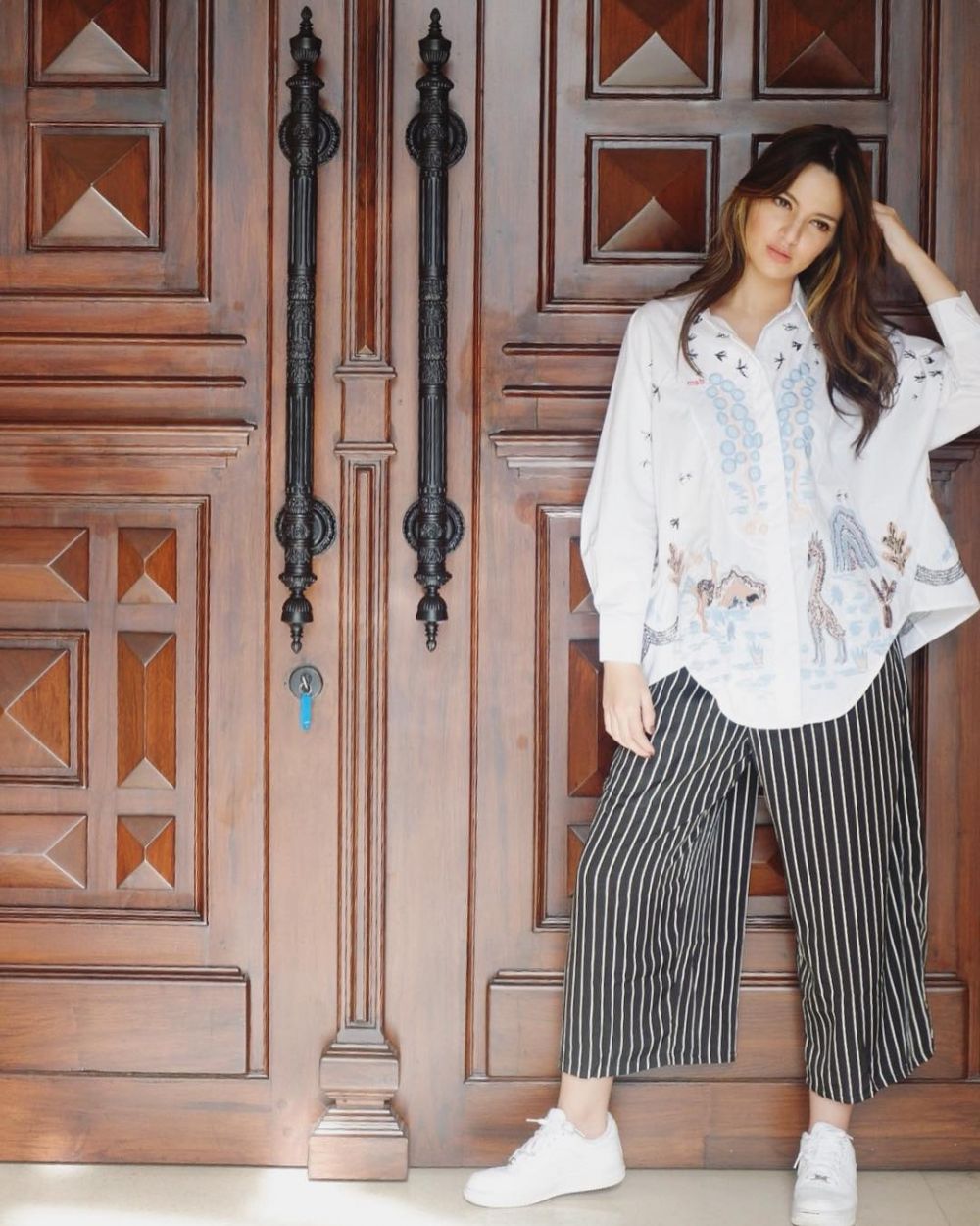 Pose bareng Jedar, begini 10 gaya Nia Ramadhani saat ikutan ngangkang