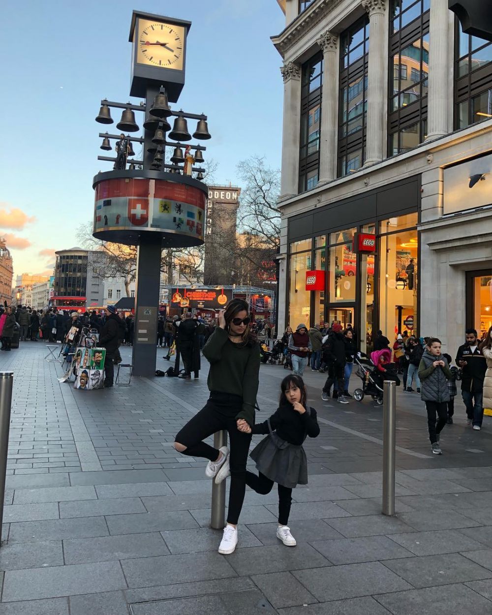 Pose bareng Jedar, begini 10 gaya Nia Ramadhani saat ikutan ngangkang