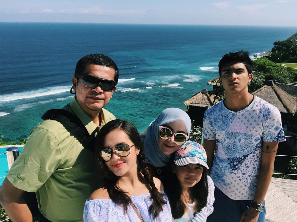 10 Potret Teuku Atha, kakak yang sering dikira pacar Beby Tsabina