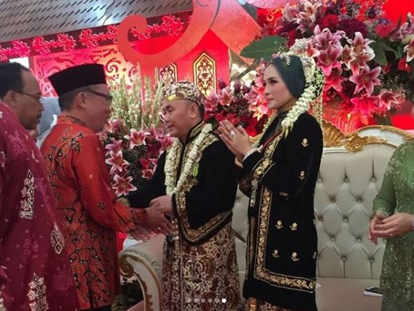 8 Foto pernikahan Gubernur Kalteng & Yulistra Ivo, beda usia 19 tahun