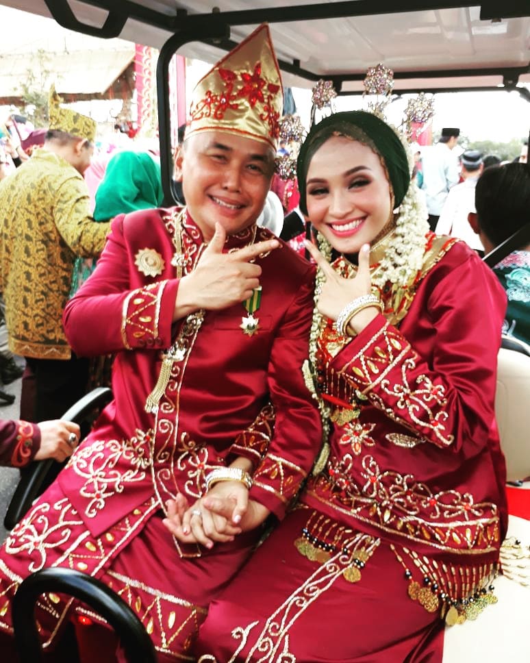 8 Foto pernikahan Gubernur Kalteng & Yulistra Ivo, beda usia 19 tahun