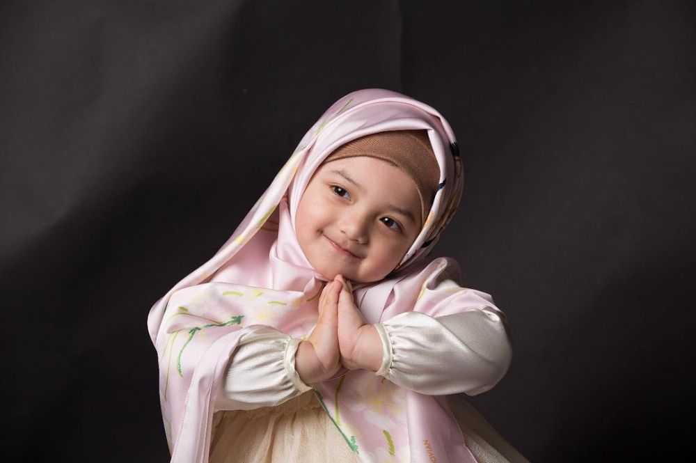 Gaya 6 balita seleb saat kenakan hijab ini ngegemesin banget
