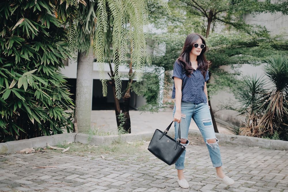 10 Gaya feminin ala pesinetron Indah Indriana ini bikin susah kedip