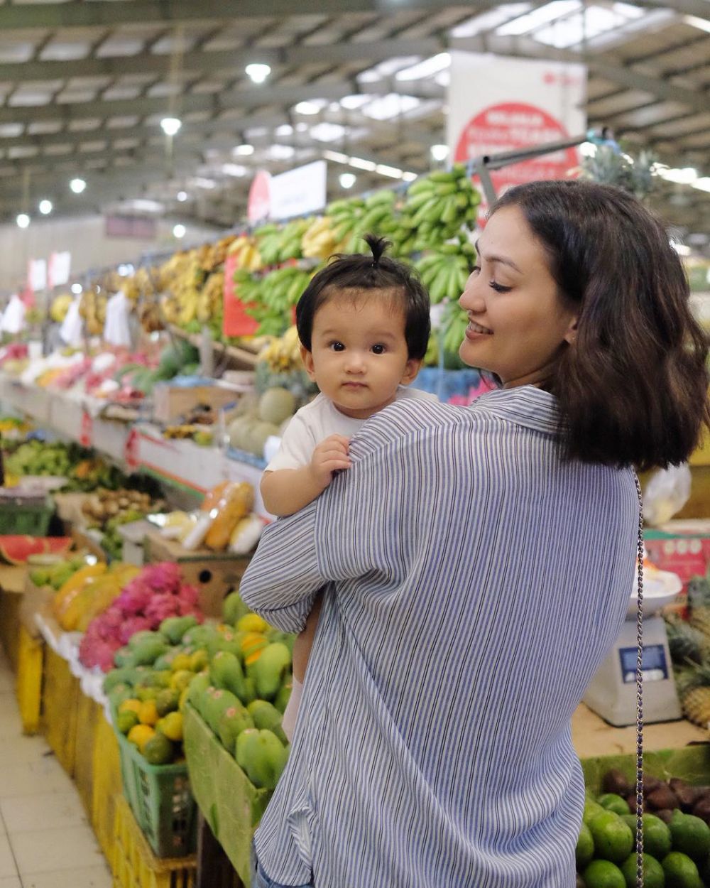 Gaya 11 seleb saat belanja ke pasar, ada yang pakai tas mewah