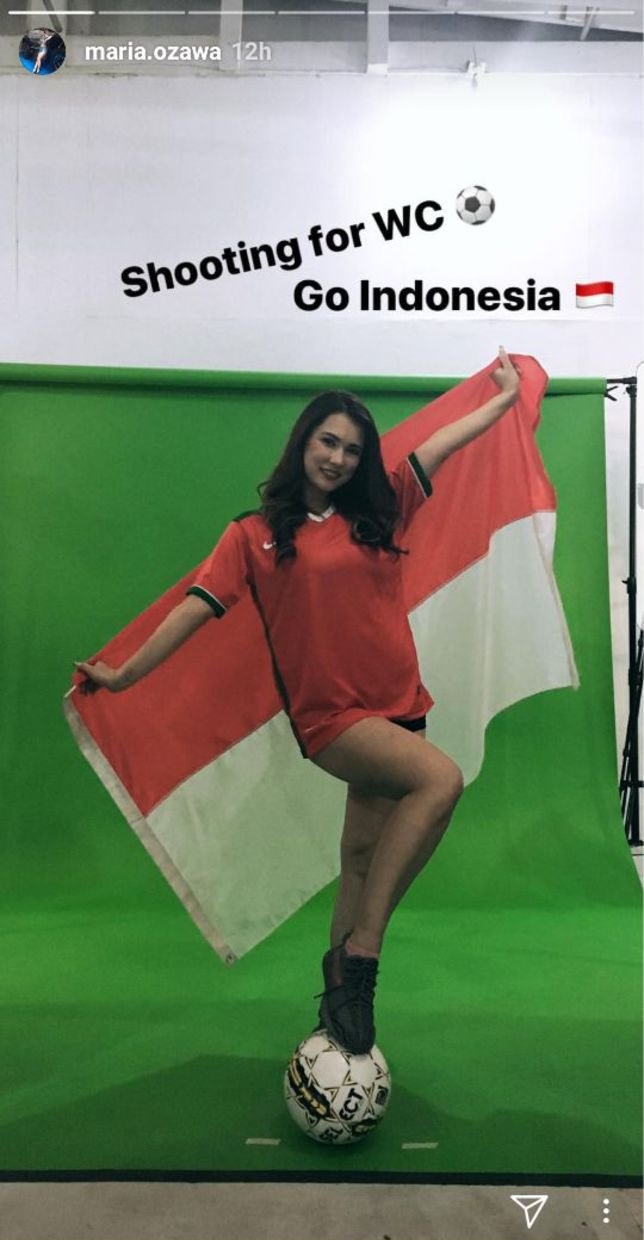 Maria Ozawa pamer keseksian saat pakai jersey timnas Indonesia