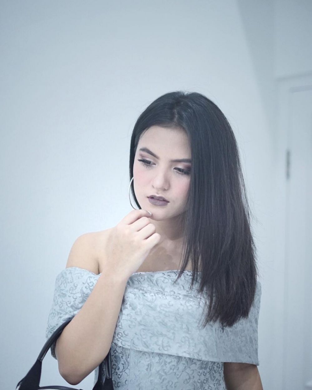 Pesona cantik 12 seleb muda Tanah Air saat pakai lipstik gelap