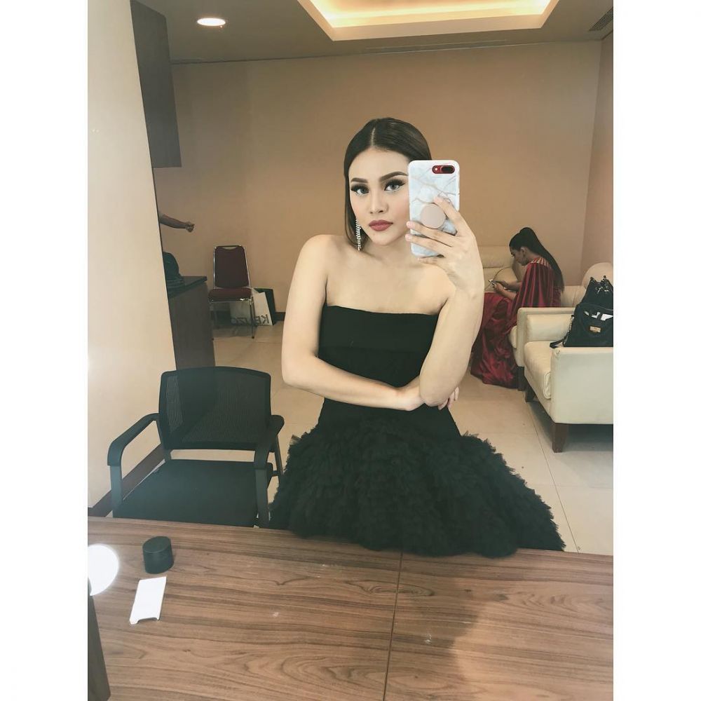 Pesona cantik 12 seleb muda Tanah Air saat pakai lipstik gelap