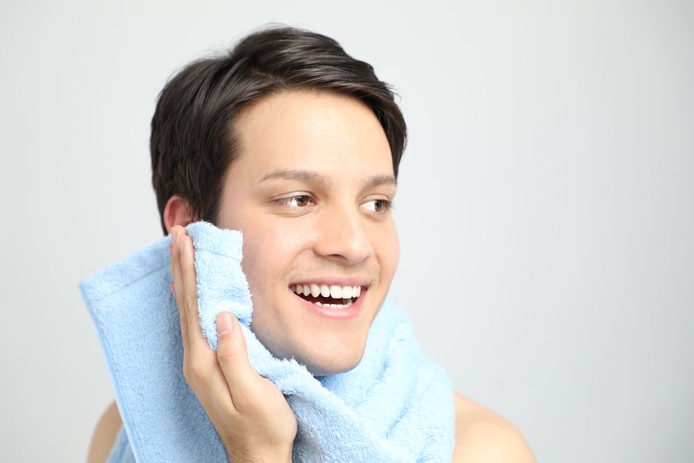 Sering salah kaprah, ini 8 cara perawatan wajah yang benar buat cowok