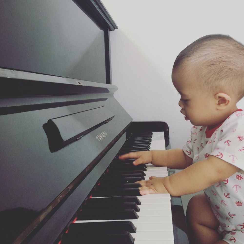 10 Potret kegiatan Pia eks vokalis Utopia, kini sibuk urus buah hati