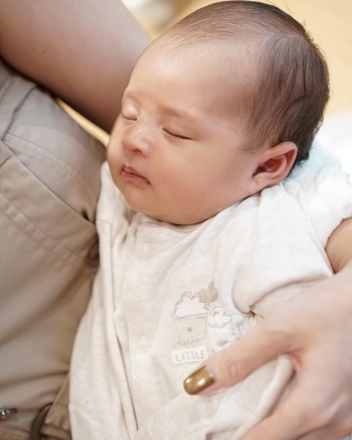 Belum genap sebulan, ini 7 potret imutnya baby Rafa anak Sandra Dewi