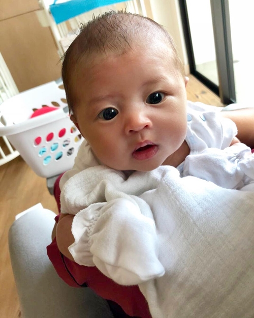 Belum genap sebulan, ini 7 potret imutnya baby Rafa anak Sandra Dewi
