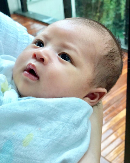 Belum genap sebulan, ini 7 potret imutnya baby Rafa anak Sandra Dewi