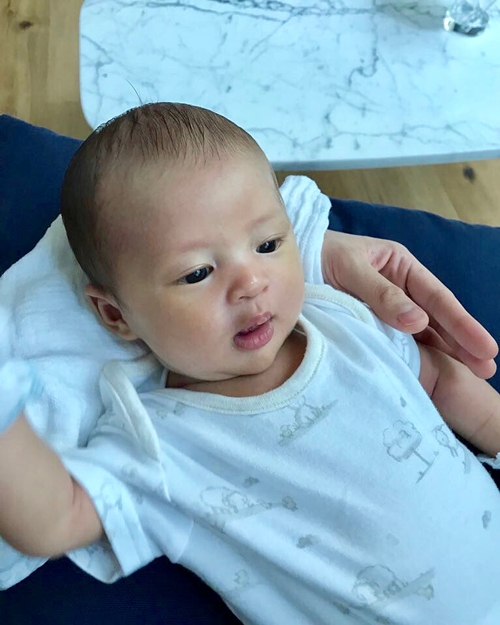Belum genap sebulan, ini 7 potret imutnya baby Rafa anak Sandra Dewi