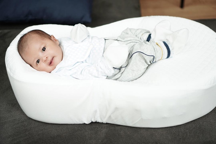 Belum genap sebulan, ini 7 potret imutnya baby Rafa anak Sandra Dewi