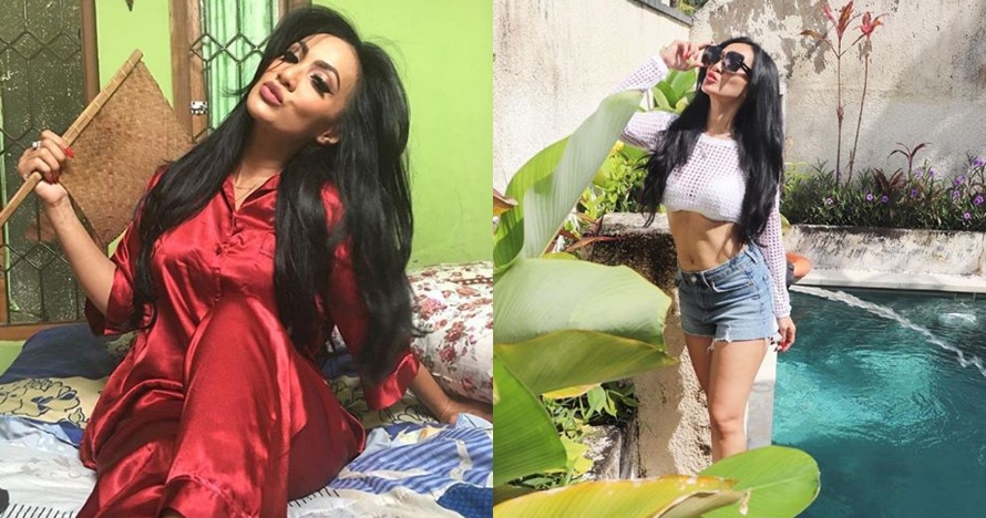 10 Gaya seksi aktris senior Nella Anne, hobi pose bibir monyong