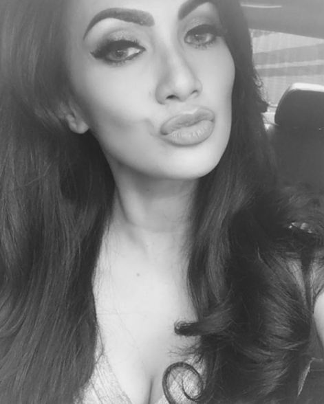 10 Gaya seksi aktris senior Nella Anne, hobi pose bibir monyong