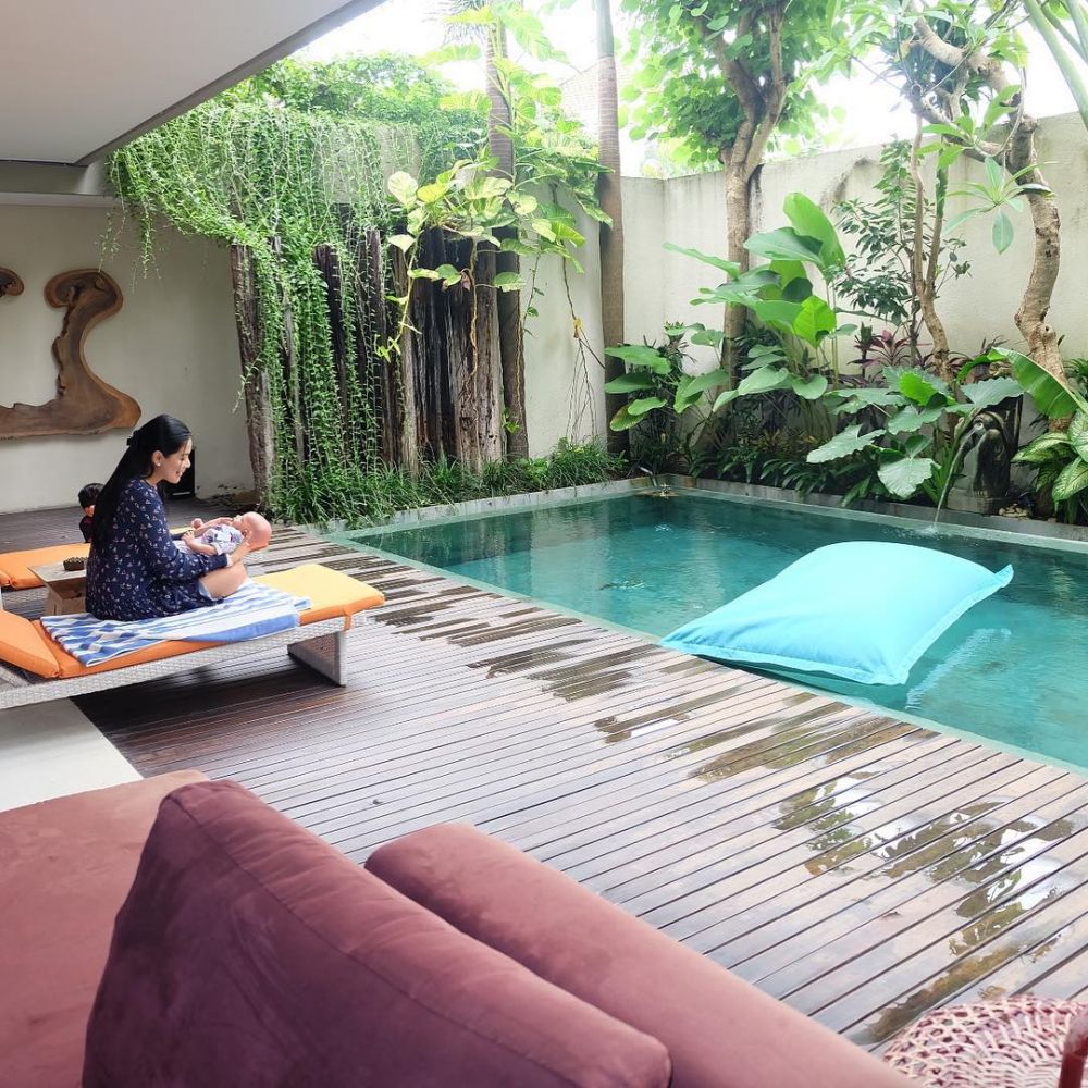 5 Gaya Titi Kamal momong Baby Kai, aura keibuannya terpancar