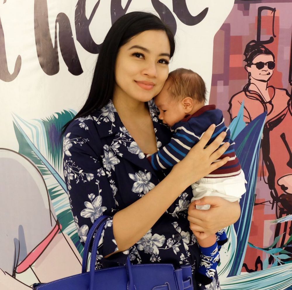 5 Gaya Titi Kamal momong Baby Kai, aura keibuannya terpancar
