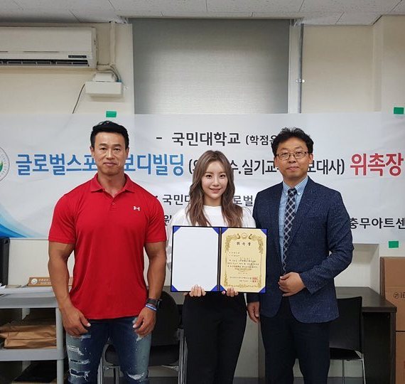 10 Potret Shim Euddeume, trainer fitnes bertubuh indah bikin cewek iri