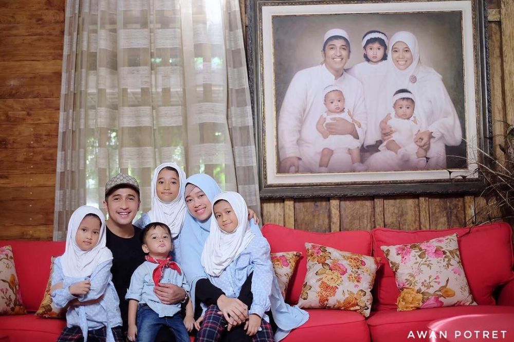 12 Momen harmonis keluarga Irfan Hakim, hidup adem jauh dari gosip