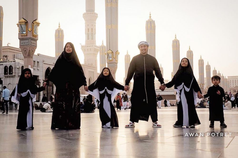 12 Momen harmonis keluarga Irfan Hakim, hidup adem jauh dari gosip