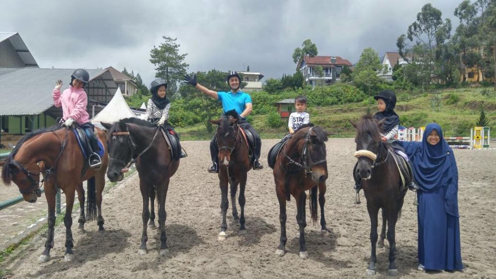 12 Momen harmonis keluarga Irfan Hakim, hidup adem jauh dari gosip