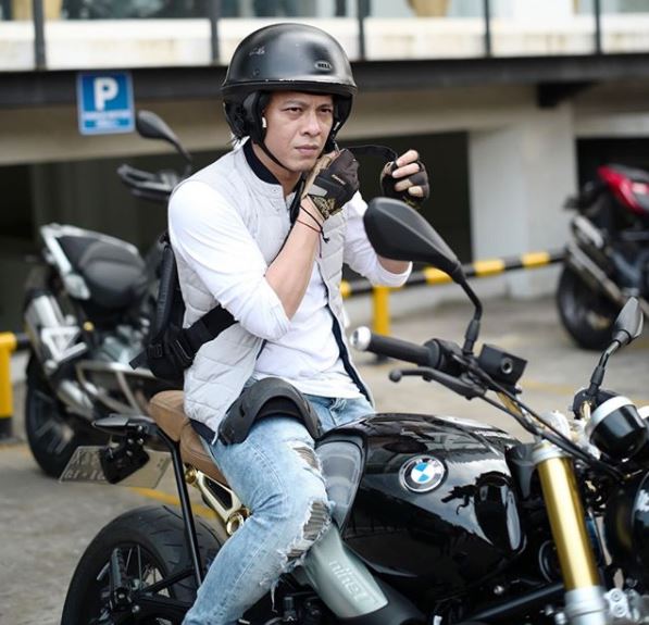 Makin macho, begini 7 gaya Ariel NOAH saat naiki motor gede
