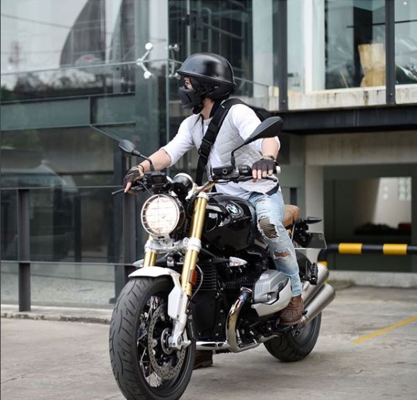 Makin macho, begini 7 gaya Ariel NOAH saat naiki motor gede