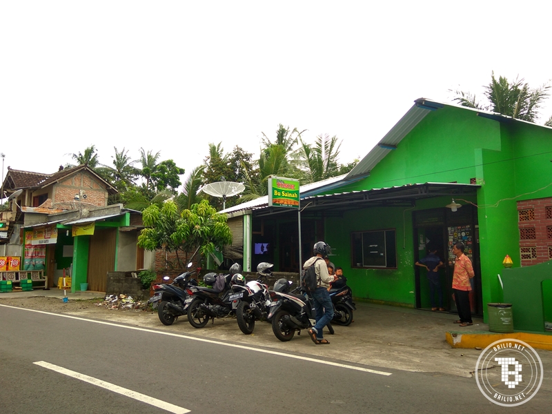 Bakso tusuk Bu Sainah, digilai banyak orang meski puluhan km dari kota