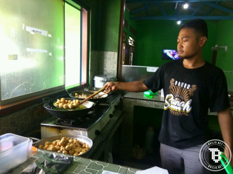 Bakso tusuk Bu Sainah, digilai banyak orang meski puluhan km dari kota