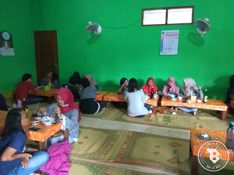 Bakso tusuk Bu Sainah, digilai banyak orang meski puluhan km dari kota
