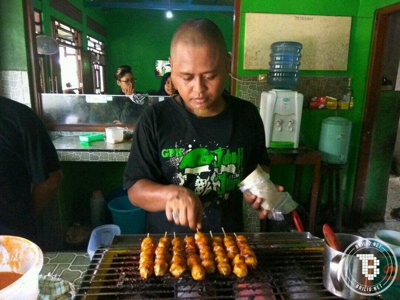 Bakso tusuk Bu Sainah, digilai banyak orang meski puluhan km dari kota
