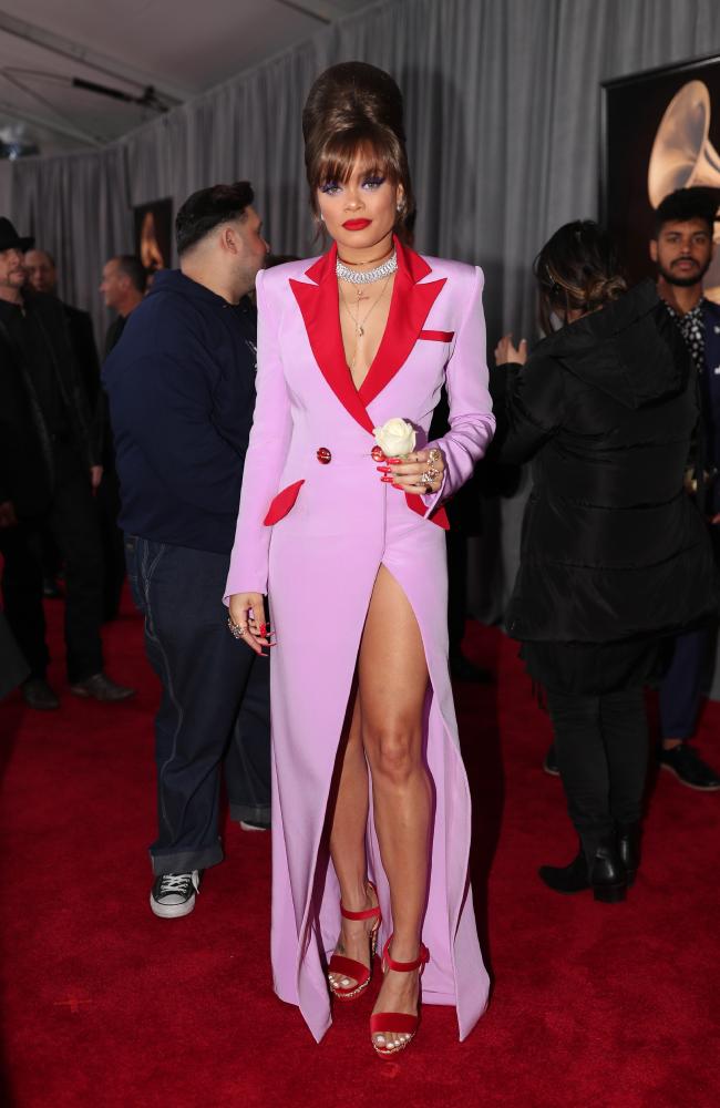 9 Seleb dengan busana terunik di red carpet Grammy Awards 2018