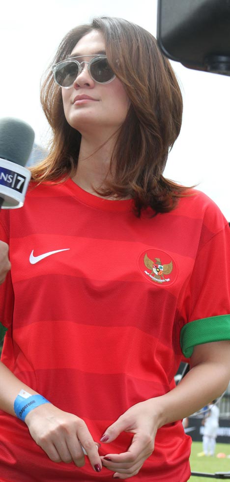 Gaya 6 seleb saat pakai jersey timnas Indonesia, Miyabi paling seksi?