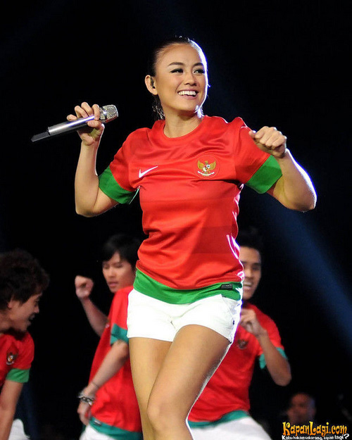 Gaya 6 seleb saat pakai jersey timnas Indonesia, Miyabi paling seksi?