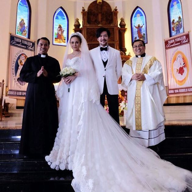 Bukan momen pernikahan, 3 pasangan artis ini kompak berbaju pengantin