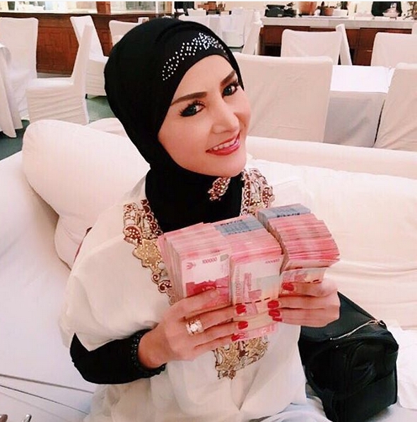 5 Seleb ini pernah pamer duit segepok di akun media sosialnya