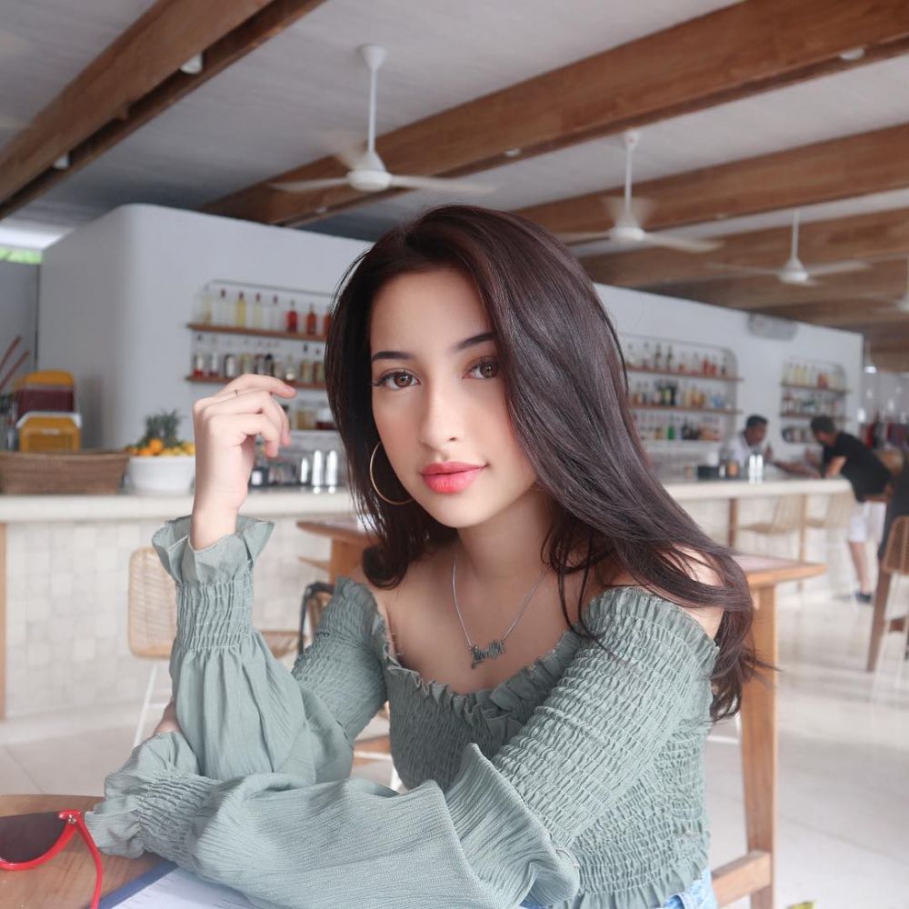 10 Potret Jennifer Coppen, seleb muda yang kontroversial di medsos