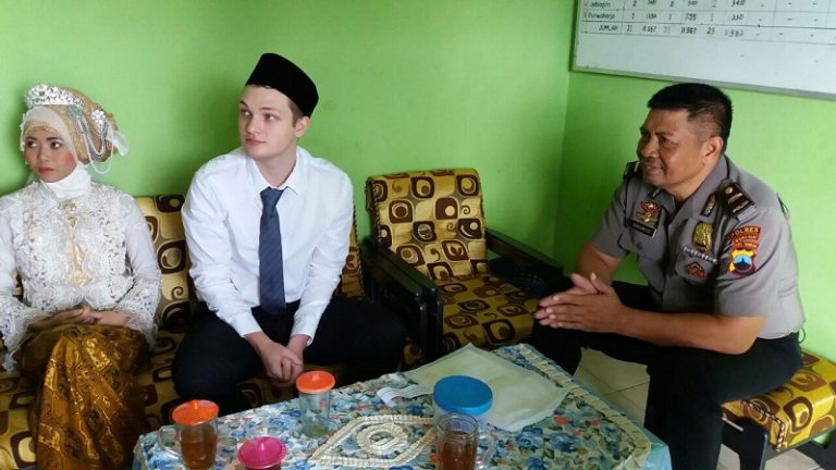 Kisah gadis Wonogiri dinikahi bule ganteng, buat iri sekampung halaman
