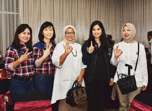 Gaya 7 istri pejabat tinggi pakai tas mewah, siapa paling kece?