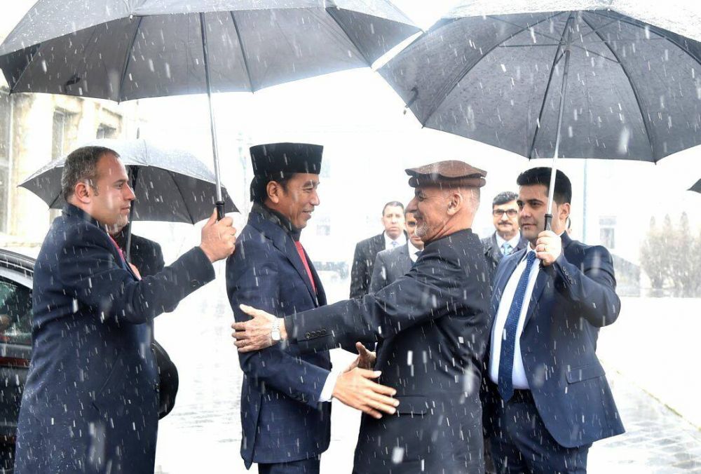 7 Momen ketika Jokowi ke Afghanistan, penuh keakraban di tengah salju