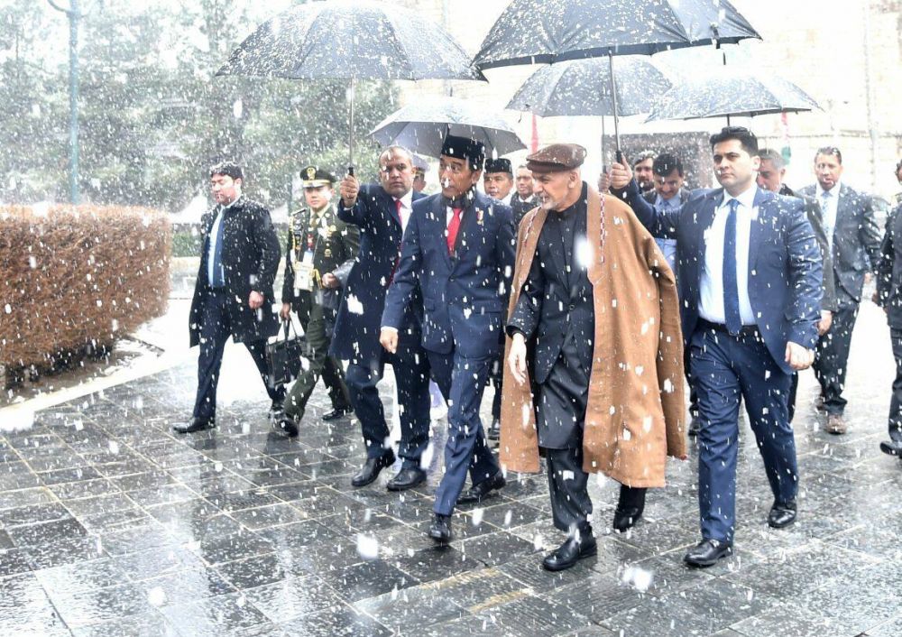 7 Momen ketika Jokowi ke Afghanistan, penuh keakraban di tengah salju