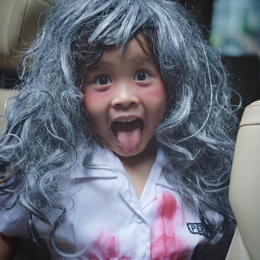 10 Gaya kocak putri Zaskia Adya Mecca saat mainan makeup, gemes deh