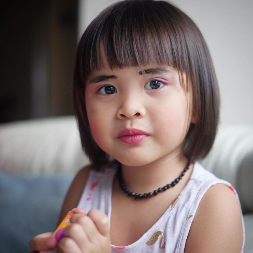 10 Gaya kocak putri Zaskia Adya Mecca saat mainan makeup, gemes deh
